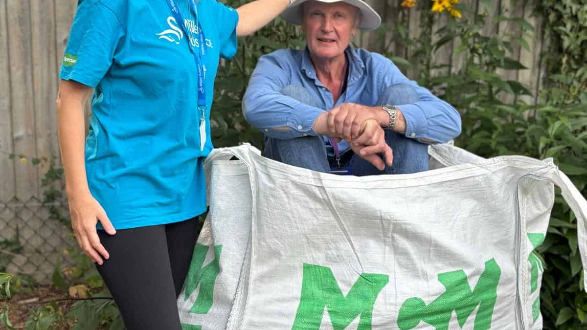 Bagged aggregates deliveries to Willen Hospice